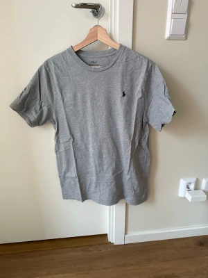 Grå t-shirt Polo Ralph Lauren - Klassisk grå t-shirt från Polo Ralph Lauren.