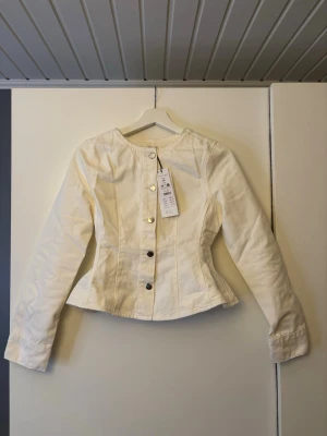 Vit figurformad jeans jacka  - Snygg vit figurformad jeans jacka. Ny med prislapp. Storlek 34. Från Gina