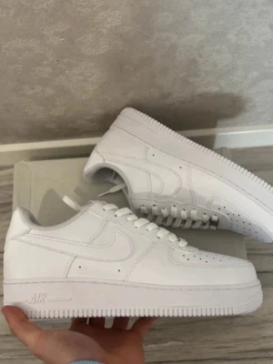 Nike airforce 1 - Helt nya par Nike Airforces 1 i vit som är inpackade i boxen och är som är helt oanvända. För mer frågor skriv!😀😀