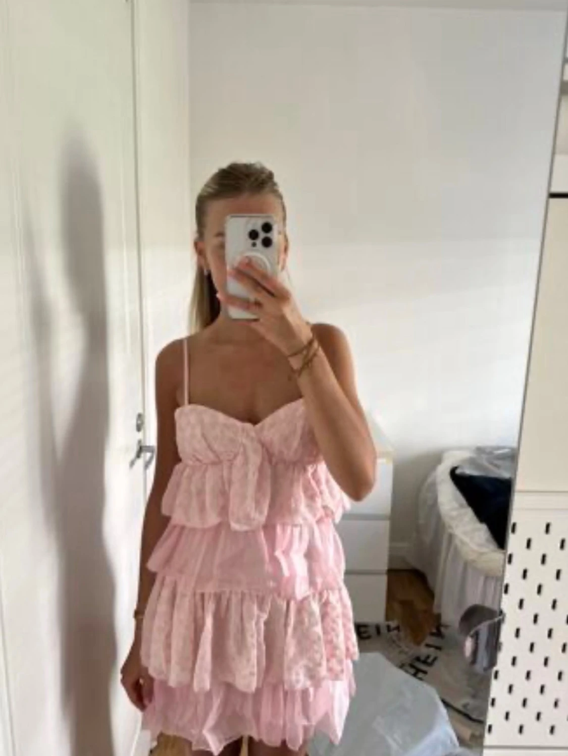 Rosa volangklänning med spetsdetaljer