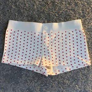 Söta vita shorts med hjärtan  - Söta shorts från gina som påminner om brandymelville shortsen❣️