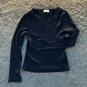 Söt ribbad mörkblå topp med lace - Inte kommit till användning💗