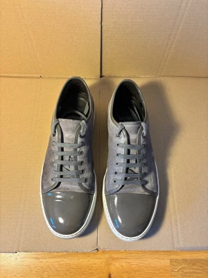 Lanvin Dbb1 Patent Cap Toe Sneaker 43 - OBS! FLÄCKEN PÅ SISTA BILDEN ÄR BARA VATTEN, fint skick, nypris ~5000kr, 100% äkta, storlek: (UK9/EU43 Lanvin)
