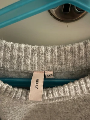 Grå stickad tröja  - En helt ny grå stickad tröja från Nelly i storlek XXS aldlrg använd pågrund utav att dne va för stor på mlg😁😁