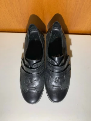 Ett par vackra och eleganta skor - Perfekta för dig som vill ha både komfort och stil.