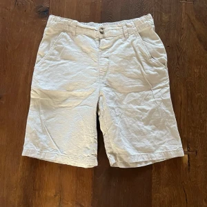 Beige linneshorts - Säljer ett par beige shorts i bomull för att de ej passar mig längre. Knappt använda och perfekta nu inför sommaren. Vid frågor eller liknande kom dm😁