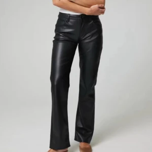 Svarta skinnbyxor bootcut - Säljer ett par svarta skinnbyxor som är utsvängda 