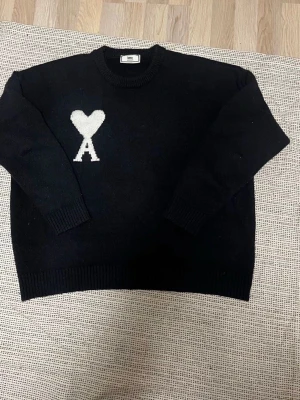 Svart stickad tröja Ami Paris - Hej säljer en helt ny ami Paris tröja I stl L funkar också I L mått är 60x60