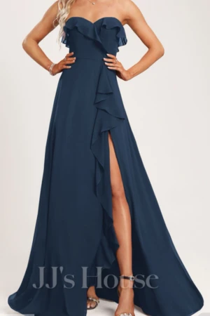 Mörkblå bal klänning  - Säljer nu mina fina mörkblåa balklänning från ju house! Den är i jätte bra kvalité och använd en ända gång! Passar mig som vanligtvis är en s-m och är ca 175