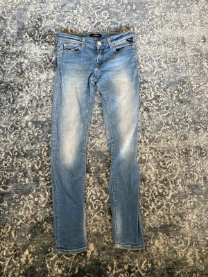 Blå skinny jeans från Replay - Tjena säljer dessa riktigt snygga Replay jeansen. Jeansen är i mycket bra skick och har inga defekter. Det är bara skriva om ni har några fundering 😁👍👍
