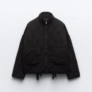 Quiltad Zara jacka - Svart quiltad jacka från Zara perfekt nu till våren. Sparsamt använd. Skriv gärna för egna bilder eller frågor💞