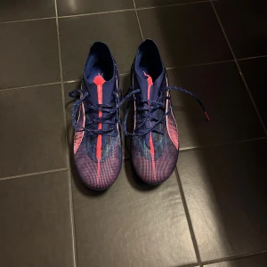PUMA ULTRA 5 ULTIMATE FG - Endast använda 2 ggr, säljer pga att de inte passade min fot.  Är i skick som nya, riktigt bra kvalité. Nypris cirka 2700kr 