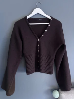 Mörkbrun kofta från Gina Tricot - Snygg mörkbrun kofta från Gina Tricot, med tightare midja! Endast använd en gång och storlek S 🩷