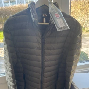 dunjacka luigi Down Colmar (M) Grön - Tjena säljer denna feta jackan från Colmar som är näst intill helt oanvänd. Jag fick den i julklapp men den passar inte riktigt mig. Hör av dig vid funderingar och kan även ta en bild i dagsljus så ser man den gröna färgen tydligare.