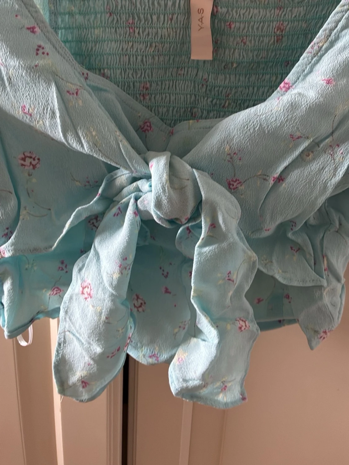 Blommig blå omlottopp med knyt från Y.A.S. - 3