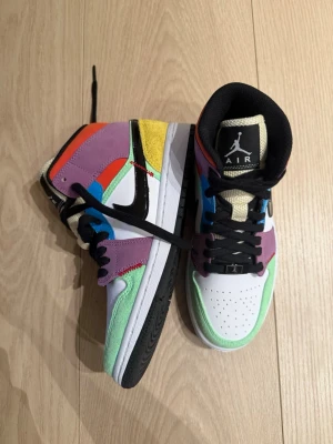 Air Jordan  - Air Jordan sneakers joggesko i størrelse 37.5 med flerfarget design.  Skoene har svart lisser, hvit tåboks, og en kombinasjon av materialer inkludert semsket skinn og tekstil.  Kjøpt for 3500kr  Kan hentes i Frogner eller leveres!