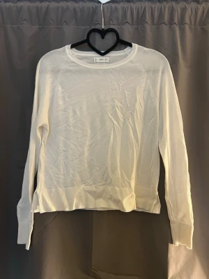 Vit basic tröja  - En enkel och stilren vit tröja ! Knappt använd! 