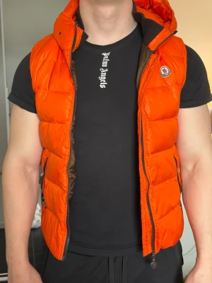 Moncler väst - en grejen till dragkedjan är av men finns till inuti fickan löst.