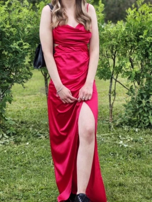 Röd balklänning  - Superfin röd balklänning från bubbleroom !!❤️‍🔥❤️‍🔥Tunna axelband, ganska hög slits som syns på bilden, öppen i ryggen med en knytning. På bild två ser man banden som går bak och dom blir tunnare bak på ryggen och knyts. Hör av en vid frågor!❤️