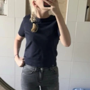 Mörkblå T-shirt, Zara  - Superfin topp ifrån Zara i storlek xs. Fint skick förutom litet hål i sidan, ingen som man tänker på