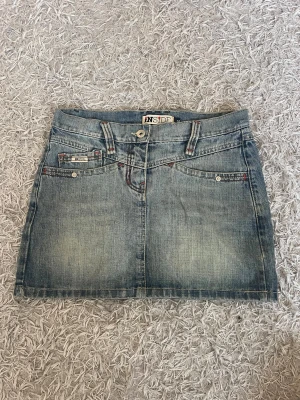 Blå jeanskjol från INSIDE - Snygg blå jeanskjol från INSIDE. Kjolen har en kort passform och detaljerade bakfickor med broderi. Säljer då den inte passar mig och jag har aldrig använt den💗 