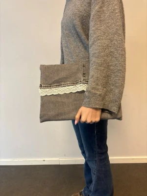 Datorfodral 💙 - Grått datorfodral av återvunna jeans med filt och silke inuti, vit spets och magnetisk knapp!💙 Fodralet är ca 37x27 cm🌟