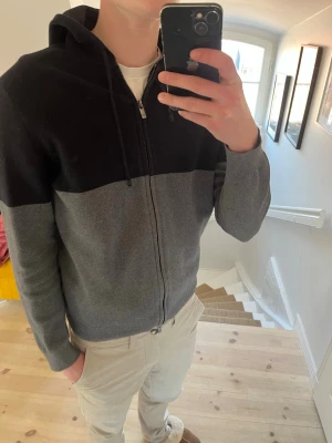 Massimo dutti tröja  - Zip Hoodie från Massimo dutti, storlek M men sitter som S, jag är 180 och sitter lite liten på mig, skriv vid frågor! Fler bilder kommer