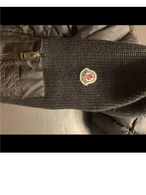 Svart cardiganjacka från Moncler - Moncler cardigan storlek L Moncler är mindre i storlekarna så den passar perfekt till den som bär M men passar också bra till den som har storlek S. Har haft jackan sedan föra sommaren och vill sälja den eller byta mot något annat! 