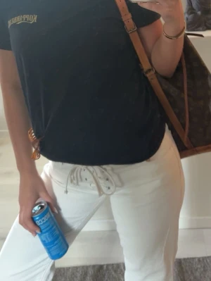 Vita byxor med snörning i midjan - Funderar på att sälja mina älskade jeans som inte kommer lika mycket till andvändning som dem förtjänar!!🧡