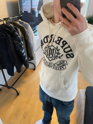 Fodrad Vintage 2000s SuperDry hoodie (Limited edition) - Säljer nu denna sjukt snygga fodrade vintage 2000s Superdry hoodie😊 Säljs ej längre i butik och är därav mycket eftertraktad 🤝Från en limiterad upplaga med ca 1000 hoodies! Både varm och bekväm och passar till allt🙌 Storlek S men passar även xs. I princip nyskick! Skriv vid funderingar 📲