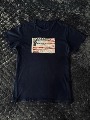 Denim & Supply Ralph Lauren T-Shirt - Bra skick, Inga hål eller liknande. Nacktrycket borttvättat, storlek M. Hör av dig vid frågor eller funderingar.