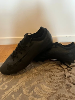 Svarta Nike Mercurial fotbollsskor - Säljer ett par helsvarta Nike fotbollsskor. Använda drygt 1 år. Skicka 7/10. Dobbar gjorda för konstgräs. Ord pris 1800 kr. Vid diskussion av pris eller frågor kontakta!!! Skorna kommer att tvättas innan dom fraktas!!