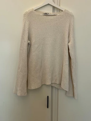 Stickad tröja  - Säljer denna super fina tröjan ifrån josefine hj x NA-KD i storlek L. Super snygg och bekväm! Använd ett fåtal gånger men bra skick🌸