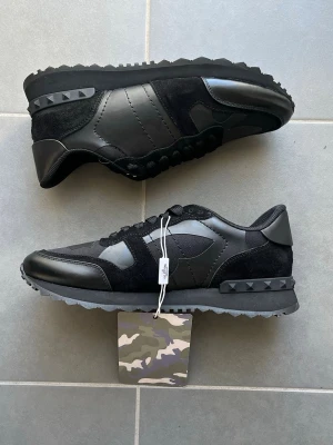 Valentino rockrunners - Tja, säljer dessa valentino rockrunners, perfekt nu till våren 🍂  De är helt nya och har aldrig varit använda. Allt og ingår! Har du någon fundering är det bara att fråga! ✅