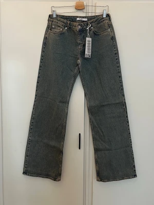 Jeans - Säljer dessa super snygga jeans ifrån nakd i storlek 38. Så sköna och snygga! Helt oanvända med prislappen kvar!🩷