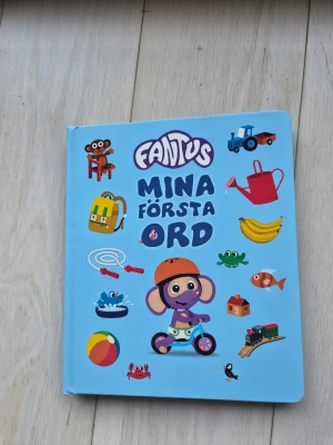 Fantus Mina första ord bok - En färgglad pekbok med hårda pärmar, perfekt för att lära sig nya ord. Jag har råkat spilla vatten på övre delen av boken (se bilder) men den är användbar ändå och annars helt ny