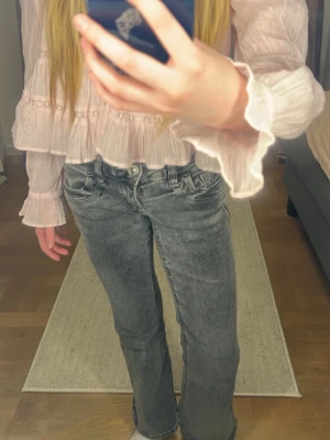 Grå bootcut jeans med hög midja - Säljer ett par grå jeans som jag nyligen växt ur.   Jeansen funkar jättebra när som helst.