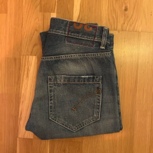 Blåa dondups med slitningar - | Blåa dondups med slitnings detaljer| 99cm långa, midjan 38cm. Passar perfekt för dig som söker slim byxor, lite stora i storleken, myxket bra skick, tveka inte på att höra av dig vid frågor.