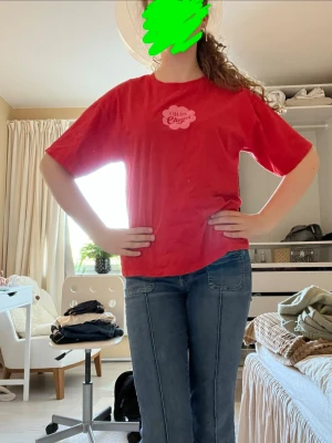 Röd t-shirt med tryck från Chilly Vibes - Röd t-shirt från Zara med ett chupa chups tryck framtill. T-shirten har rund halsringning och medel långa ärmar. Tillverkad i mjuk bomull och har en relaxed, loose passform som är perfekt för en chill stil.