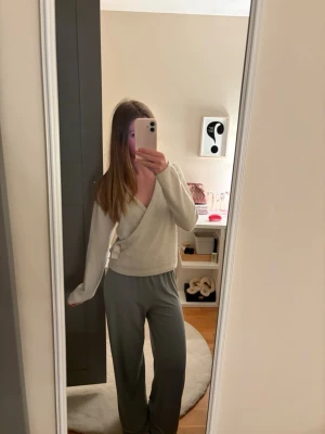 Beige stickad tröja Kappahl - Mysig beige stickad tröja från Kappahl med knytband i sidan. Använt 2 gånger. Den är perfekt till ett par jeans eller en kjol. Pris kan diskuteras ❣️