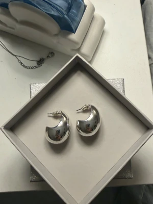 Silverfärgade droppformade örhängen  - Droppformade silver örhängen. Helt oanvända från GinaTricot