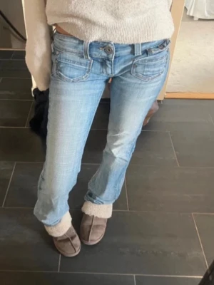 Blå bootcut jeans från Only - (Lånade bilder)  superfina blåa lågmidjade bootcut jeans från Only som jag nu säljer pga att de är för små för mig. De är i storlek W26, L32.  Mycket bra skick! Innerbenslängd: ca 81 cm (har sprättat upp de) och midjemått: ca 73 cm 💗