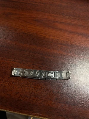  Lacoste armband  - Snyggt armband i silverfärgad metall från Lacoste med klassisk krokodil-logga. Länkarna har ett rutmönster som ger en cool och modern look. Perfekt accessoar för dig som gillar stilrena detaljer och vill lyfta din outfit.