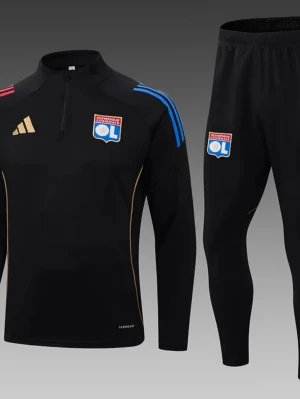 Svart träningsset från Adidas OL - Snyggt svart träningsset från Adidas med Olympique Lyonnais-logga på både tröja och byxor. Tröjan har dragkedja, guldiga detaljer och blå samt röda ränder på axlarna. Tillverkad i funktionsmaterial som andas, perfekt för träning eller uppvärmning.