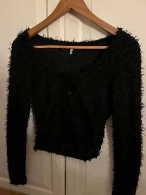 Lurvig svart kofta - Säljer denna lurviga kofta som inte säljs längre från Nelly i stl xs