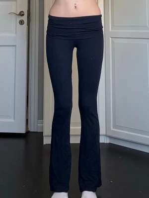 Mörkblåa bootcut leggings - Säljer ett par mörkblåa leggings med bootcut-modell och bred linning i midjan. De är stretchiga och sitter tight över låren men har utsvängda ben. Midjemått är 27 cm rakt över (väldigt uttänjbara) sitter perfekt på mig som har 36cm rakt över midjan. Innerbenslängd är 79cm. Endast använda 1 gång, inga defekter. Vid frågor eller önskemål om fler bilder är det bara att skriva privat. 💕