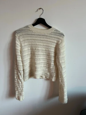 stickad tröja  - Jättenice stickad tröja med utsvängda armar från mango, den är lite croppad som man ser på bilden🥰