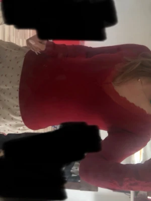 Röd långärmad -  V-ringad med spets - Super snygg tröja från Ullared!! Intimissimi liknande😍. Använd 1 gång!! Köptes för 100kr säljs för 20kr! Perfekt till en lite finare middag eller för en utekväll😉 Kom med prisförslag! Är inte omöjlig🫣  Postat snabbt!📦💌