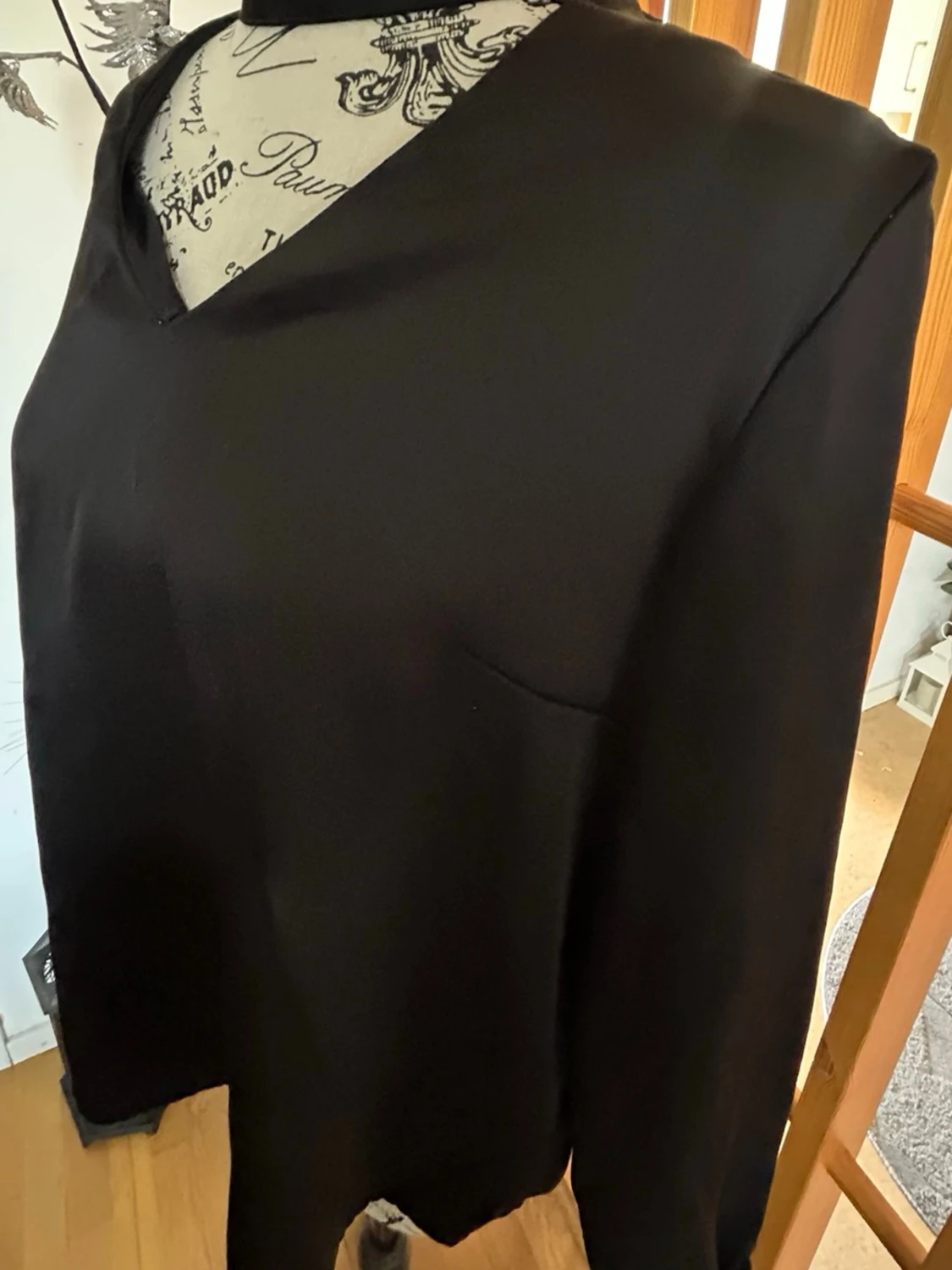 Svart oneshoulder blus med hög krage - 4
