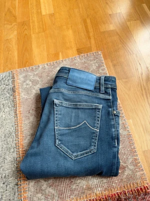 Jacob cohen nick 31 - Säljer dessa sjukt snygga jacob cohen jeans. Modell: nick. Size 31. Modellen är 180cm. Inga hål eller skador på jeansen! Nypris ca 6200kr. Hör av dig vid intresse!  🙂